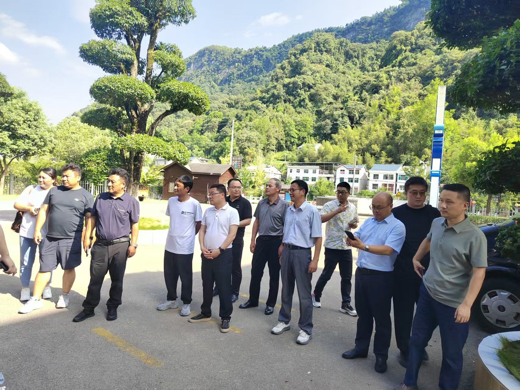 西藏自治區加查縣縣委常委、副縣長陳愛國一行蒞臨清江鱘龍調研